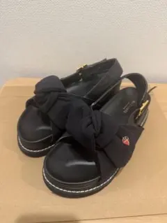 ブルーレーベルクレストブリッジ 　ブラックリボンサンダル　M