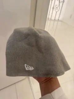 ニューエラ　グレー ニットビーニー ロゴ付き