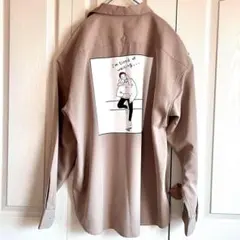 ゆったり　ベージュ　長袖シャツ　刺繍　背面ビックプリント　カジュアル