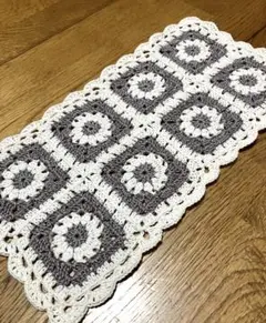 ラメ入りモカブラウンとホワイトのかぎ針編みマルチカバー