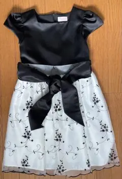 ［140cmサイズ］黒と白のフラワー柄ドレス