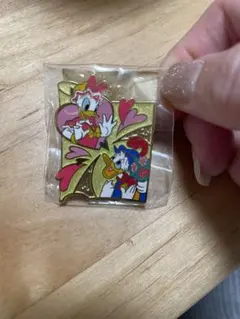 ディズニーシー デイジーダック・ドナルドダック ピンバッジ 2004