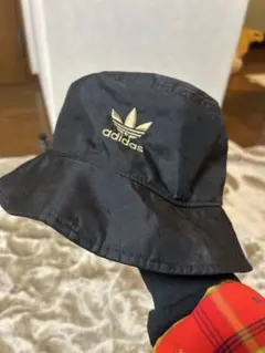adidas 黒 バケットハット ゴールドロゴ　韓国ファッション