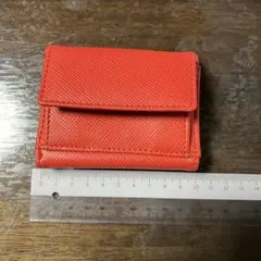 オレンジの合成皮革三つ折り財布