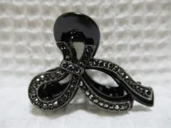 ビジュー付きガンメタ系色のリボン型　ブラック色小さいリボン型バンスクリップ