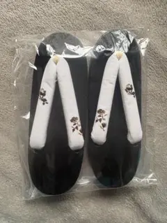 未使用 黒い木製下駄 花柄鼻緒