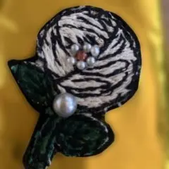 ミナペルホネン バンドメイドブローチ 　r oｓy ブローチ パール付き