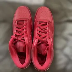 レッド スニーカー