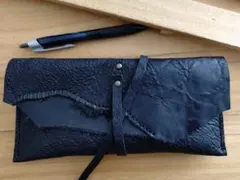 革のマルチケース　黒革　個性派　　紐巻きDesign