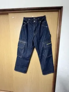 XLARGE ダークデニム カーゴパンツ、無骨でコーデしやすい一本です。