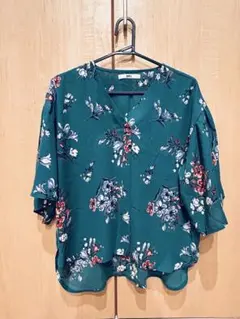 GRL 花柄グリーンVネックシャツ 半袖　トップス