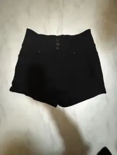 黒のハイウエストショートパンツ