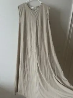 女性ベージュワンピース