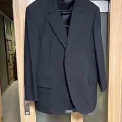 黒のストライプビジネススーツ