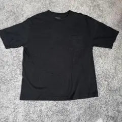 黒のポケット付きTシャツ