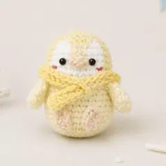 マフラーを巻いたころんと小さなペンギンのあみぐるみ　イエロー