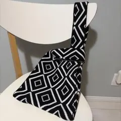 期間限定値下げ⭐︎幾何学模様　ニットバッグ 白黒