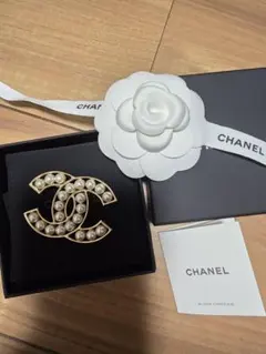CHANEL パール装飾ロゴブローチ