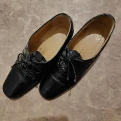 黒いレザーシューズ ヒール付き