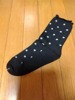 ドット模様の黒ソックス