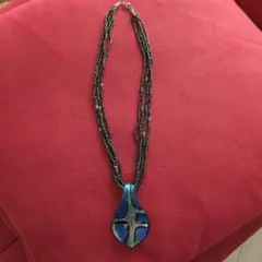 青いガラスペンダントネックレス