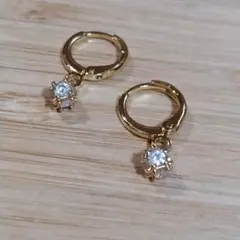 【匿名配送✨新品】フープピアス　ゴールド　ジルコニア　ゆれるピアス　キラキラ