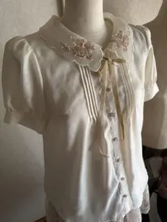 Secret Honey 半袖ブラウス 刺繍 パール調ボタン新品未使用のサムネイル
