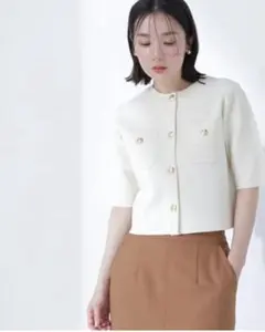 【新品・タグ付き】エンブレムボタンニットジャケット半袖　ホワイト