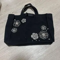 黒の花装飾トートバッグ