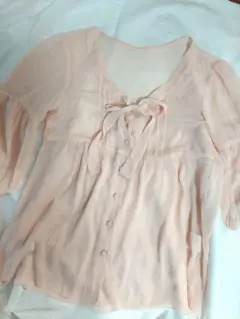 淡いピンクのリボン付きシャツ