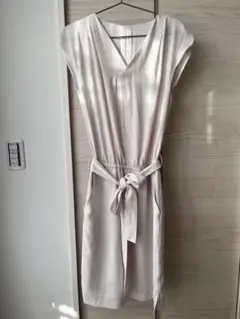 【ジャスグリッティ】ホワイト Vネック ワンピース