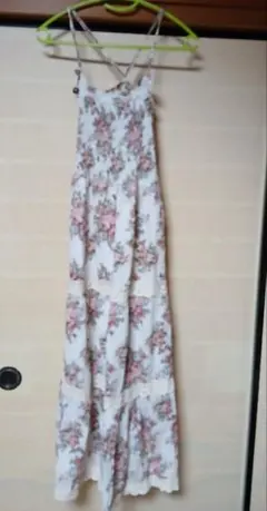 ノースリーブ ワンピース ロング白地に薔薇 花柄プリント キャミワンピース