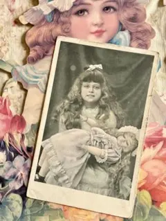 アンティーク ポストカード　ビスクドールと可愛い少女 1920年頃の少女彩色写真ポストカード