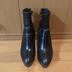黒いレザーブーツ ジッパー付き 高ヒール R&E ブーツ