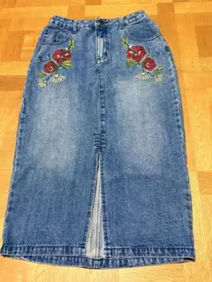 刺繍入りブルーデニムタイトスカート