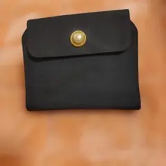 黒のパールボタン付きクラッチバッグ