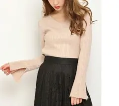 Lily Brown（リリーブラウン）ベルスリーブＶネックプルオーバー