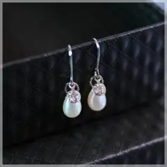硝子の雫ピアス　ステンレス製　ホワイトパール　ドロップ　イヤリング　チタン 他