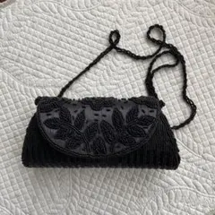ビーズ装飾の黒いパーティーバッグ