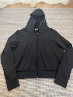 PUMA フード付きブラックウィンドブレーカー