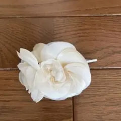 アイボリー 花モチーフ　コサージュ