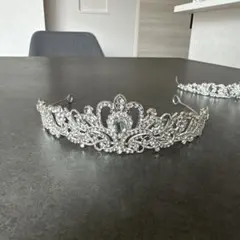 クリスタル装飾のシルバー ティアラ
