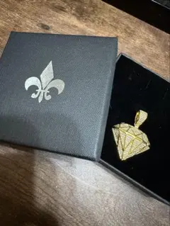 ダイヤモンド型クリスタルペンダント　ゴールド