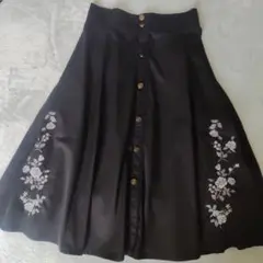 ブラックのフレアスカート 花柄刺繍 前面ボタン付き