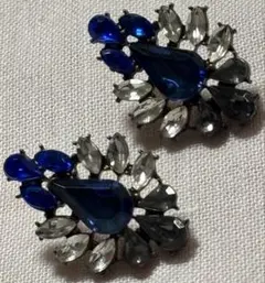 青とクリアラインストーンのフラワーモチーフピアス　素敵　青系