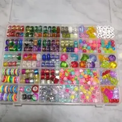 アクリルビーズ　かわいいビーズ　詰め合わせ　プラスチックケース付き
