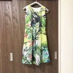 【未使用】トロピカル柄膝丈ノースリーブワンピース