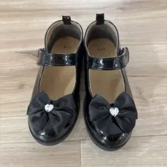 黒のリボン付きフォーマルシューズ