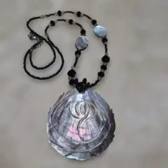 貝殻のローズモチーフネックレス