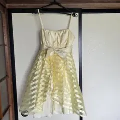 淡い黄色のストラップ付きドレス